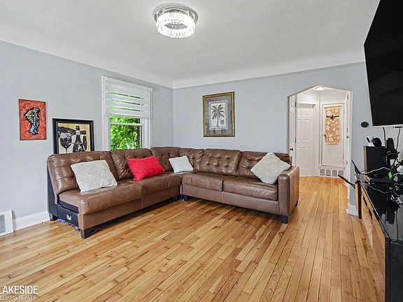 4th image of 1011 Hoffman Ave