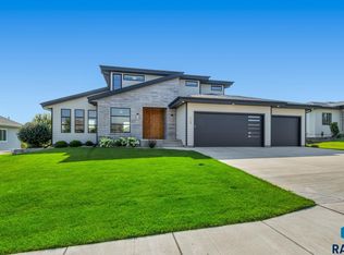 112 N Harvest Hill Cir, Sioux Falls, SD 57110