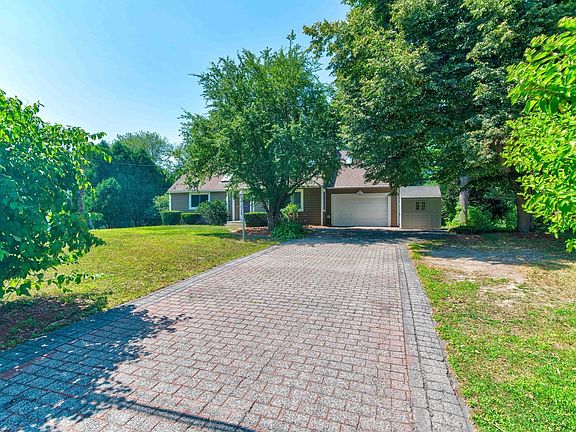 3rd image of 7 Oxyoke Dr