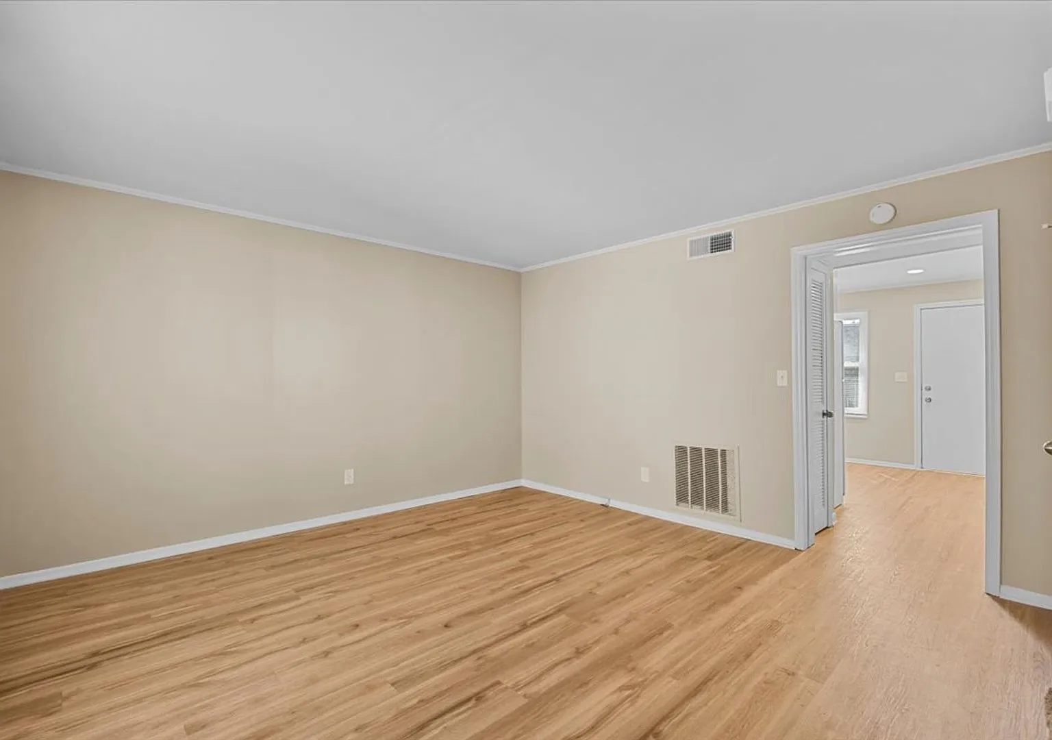 1624 Spring Garden — Photo 3