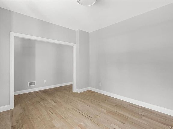4th image of 10 Hamilton Ave