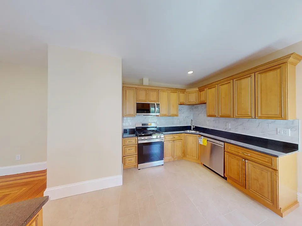 28 Perthshire Rd #1