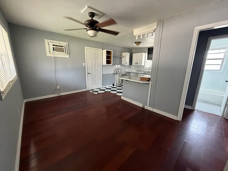 4711 Mitchell Dr — Photo 3