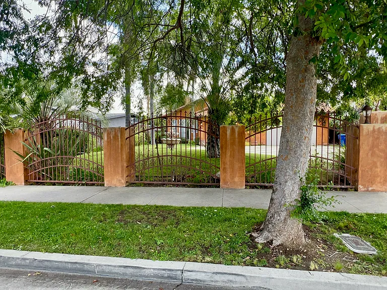 5136 Woodley Ave — Photo 19