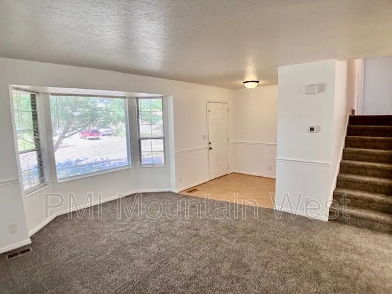 5 bed, 3.0 bath, 1518 sqft, $2,350 — Photo 2