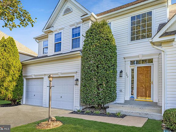 5th image of 702 Emerald Hill Dr NE