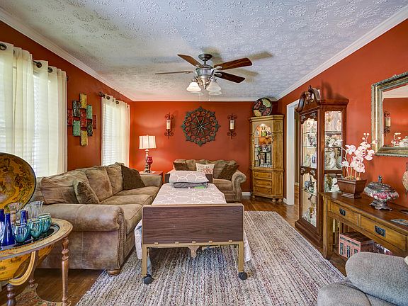 4th image of 104 Pleasant Dr