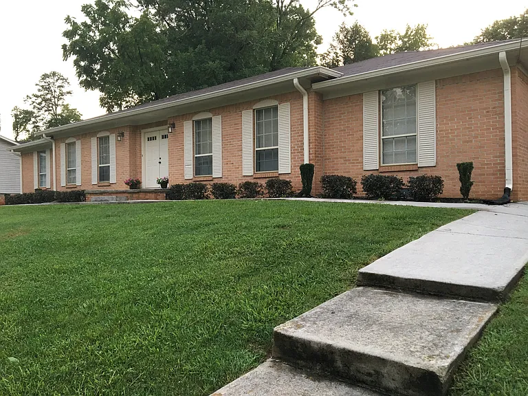 2807 Pine Dr NE — Photo 1