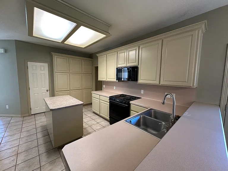 3920 Park Hurst Dr — Photo 6