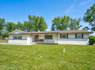 2461 N Long Lake Rd, Fenton, MI 48430