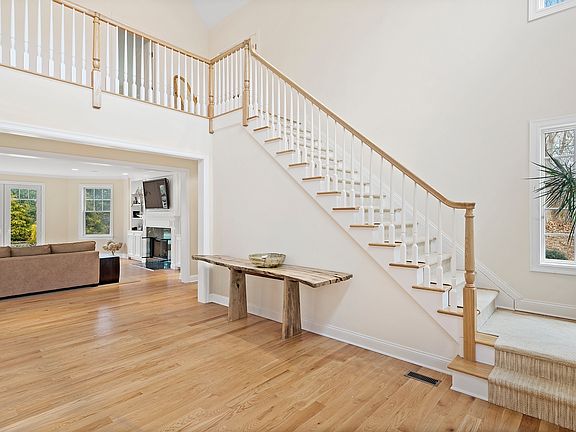 3rd image of 14 Ashwood Ct