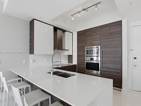 2nd image of 301 Altara Ave Unit Lph902