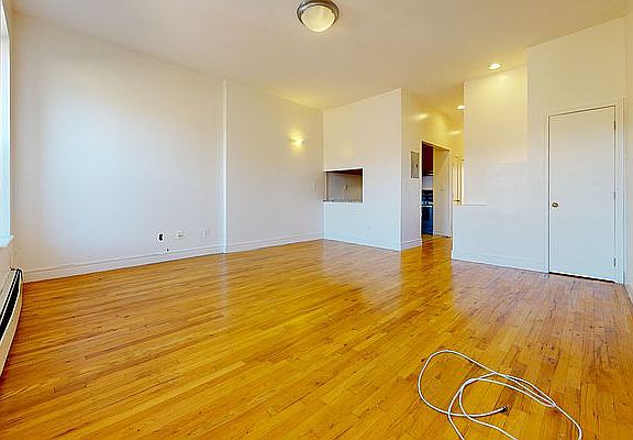 3rd image of 26 W 126th St #3