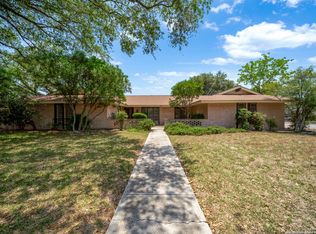 402 Waycrest Dr, Windcrest, TX 78239