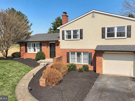 5th image of 18 Sheffield Dr