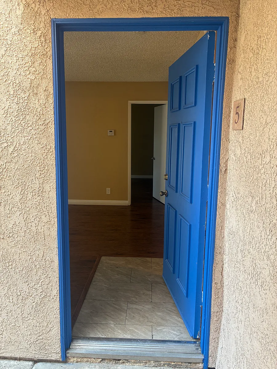 Building Photo - 928 S Cypress Ave #5