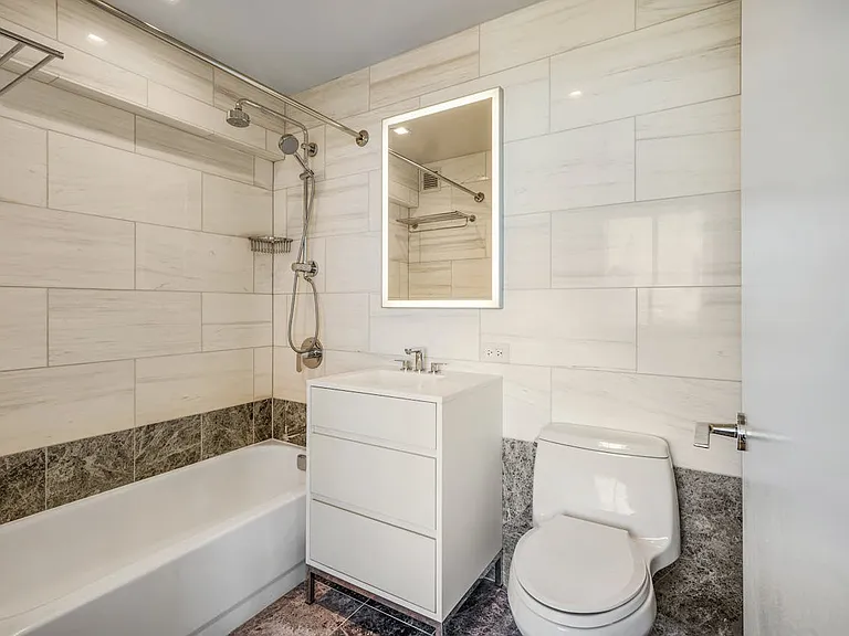 Columbus Cir #S33D — Photo 14