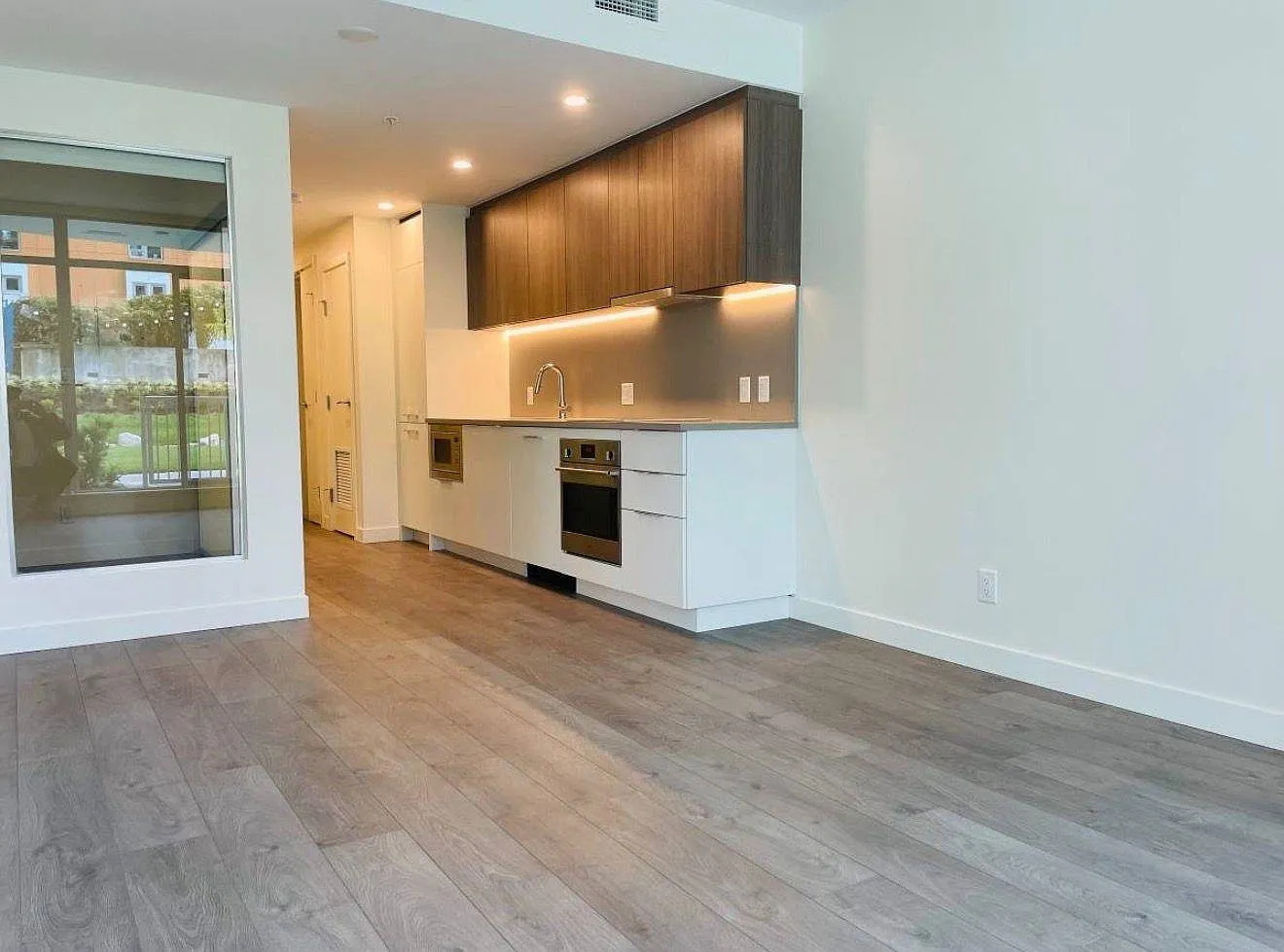 1 bed, 572 sqft, $1,900 — Photo 3
