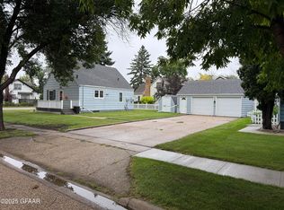 252 W 12th St, Grafton, ND 58237