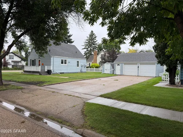 252 W 12th St, Grafton, ND 58237