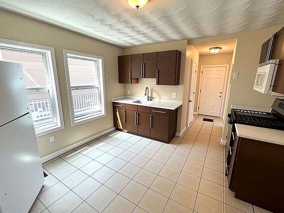 2nd image of 1096 N Shore Rd #1