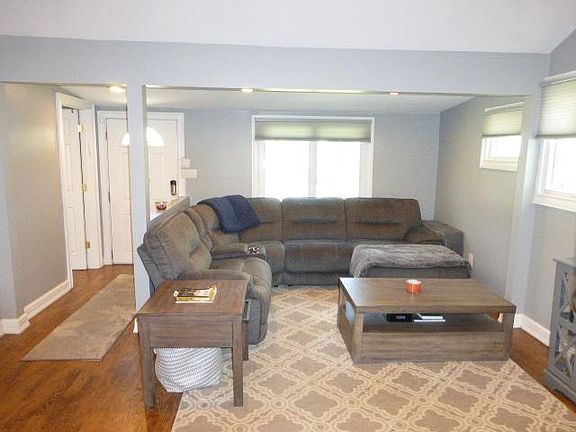 5th image of 83 Hiawatha Blvd