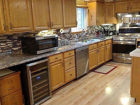 4th image of 1075 Gault Dr