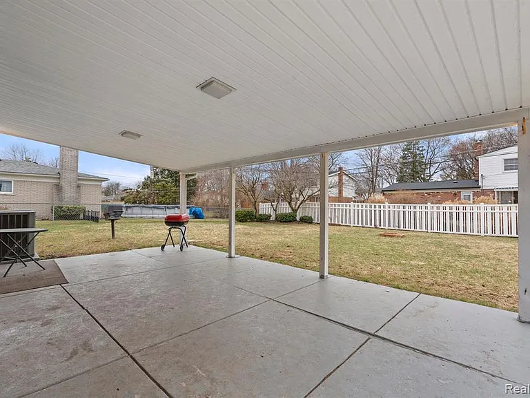 32307 Cambridge Dr — Photo 27