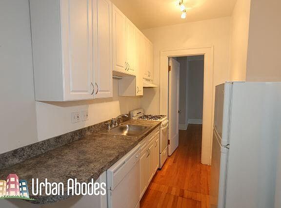 3rd image of 439 W Melrose St #2BM