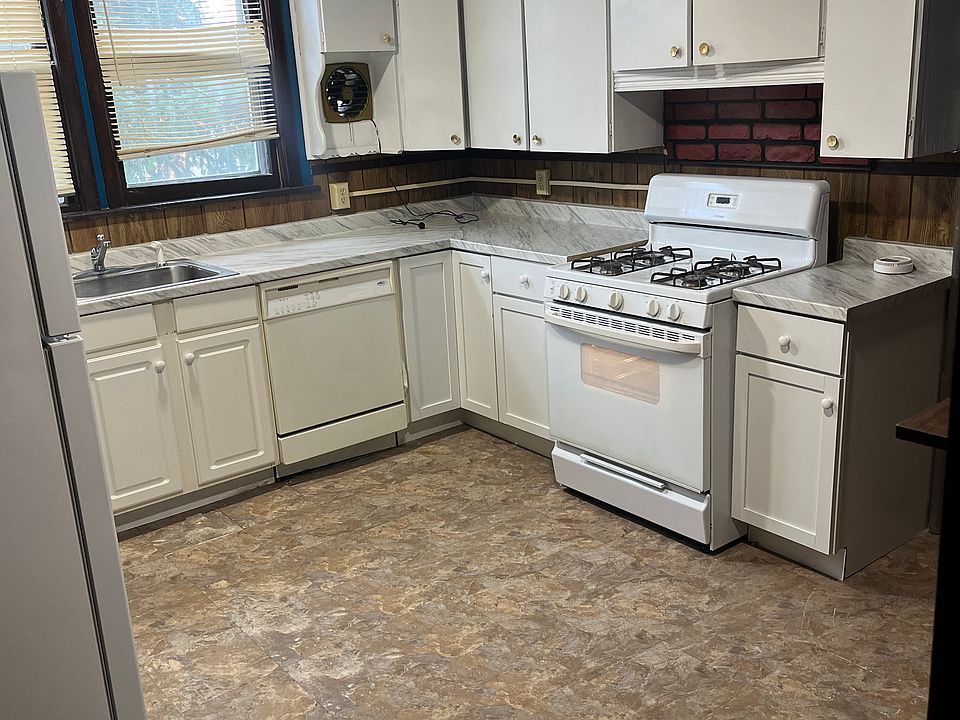 1st image of 109 2nd Ave #1