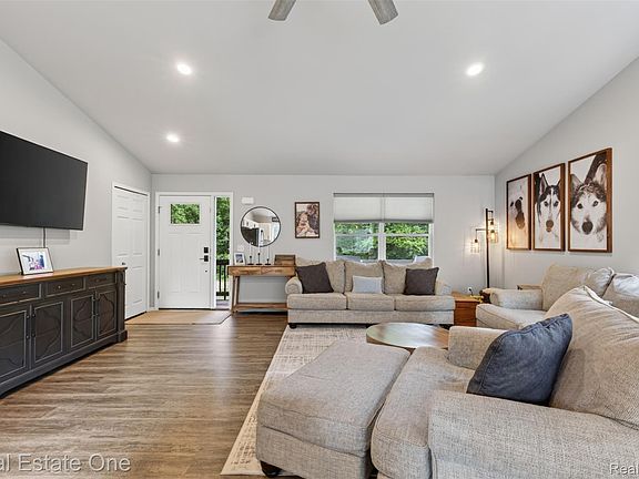 5th image of 206 S Saint John Rd
