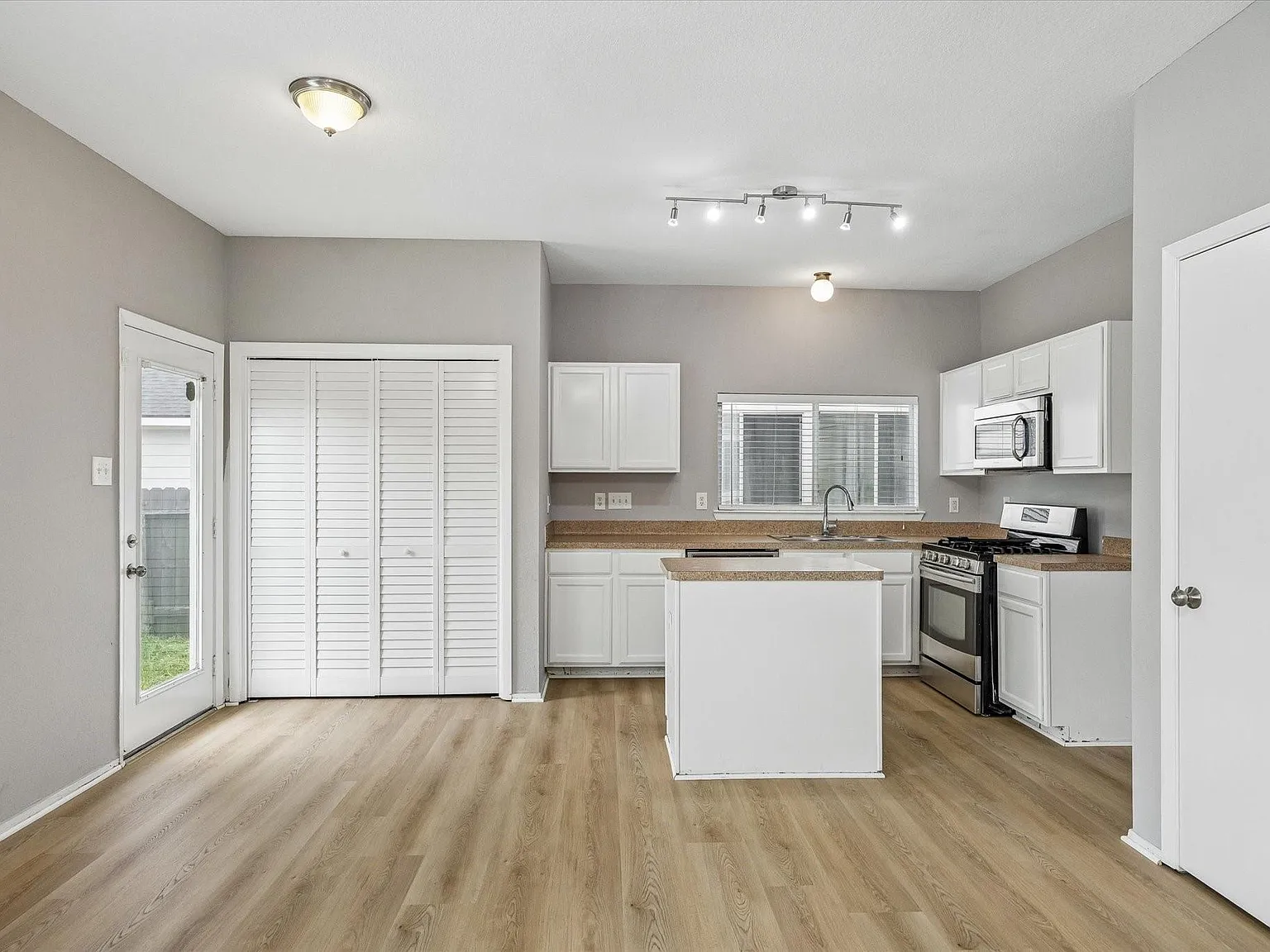 3 bed, 2.5 bath, 1320 sqft, $1,800 — Photo 3