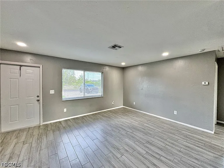 142 Harry Ave S — Photo 8