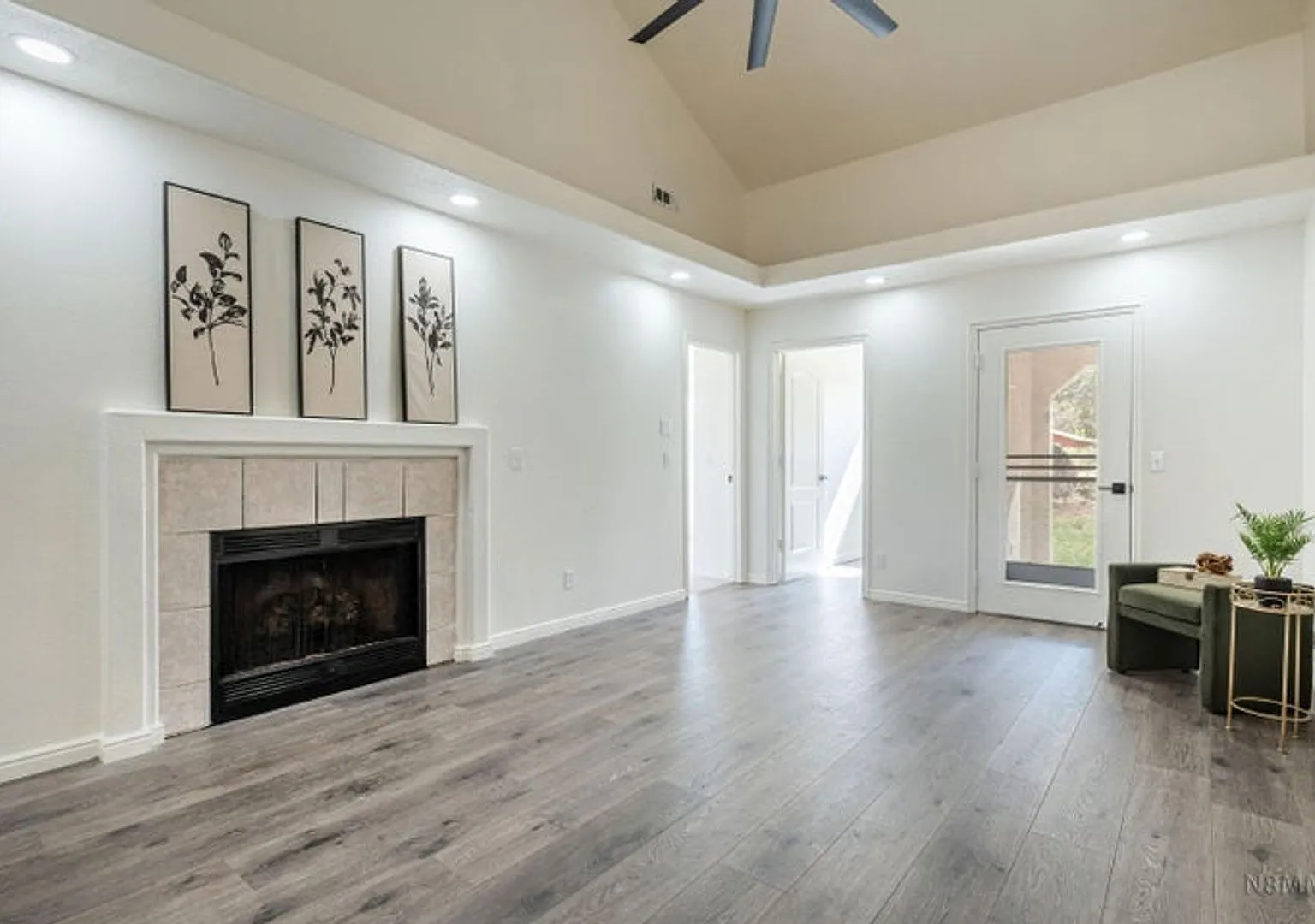 3/2 - Fresh Renovated and Updated w Garage — Photo 2