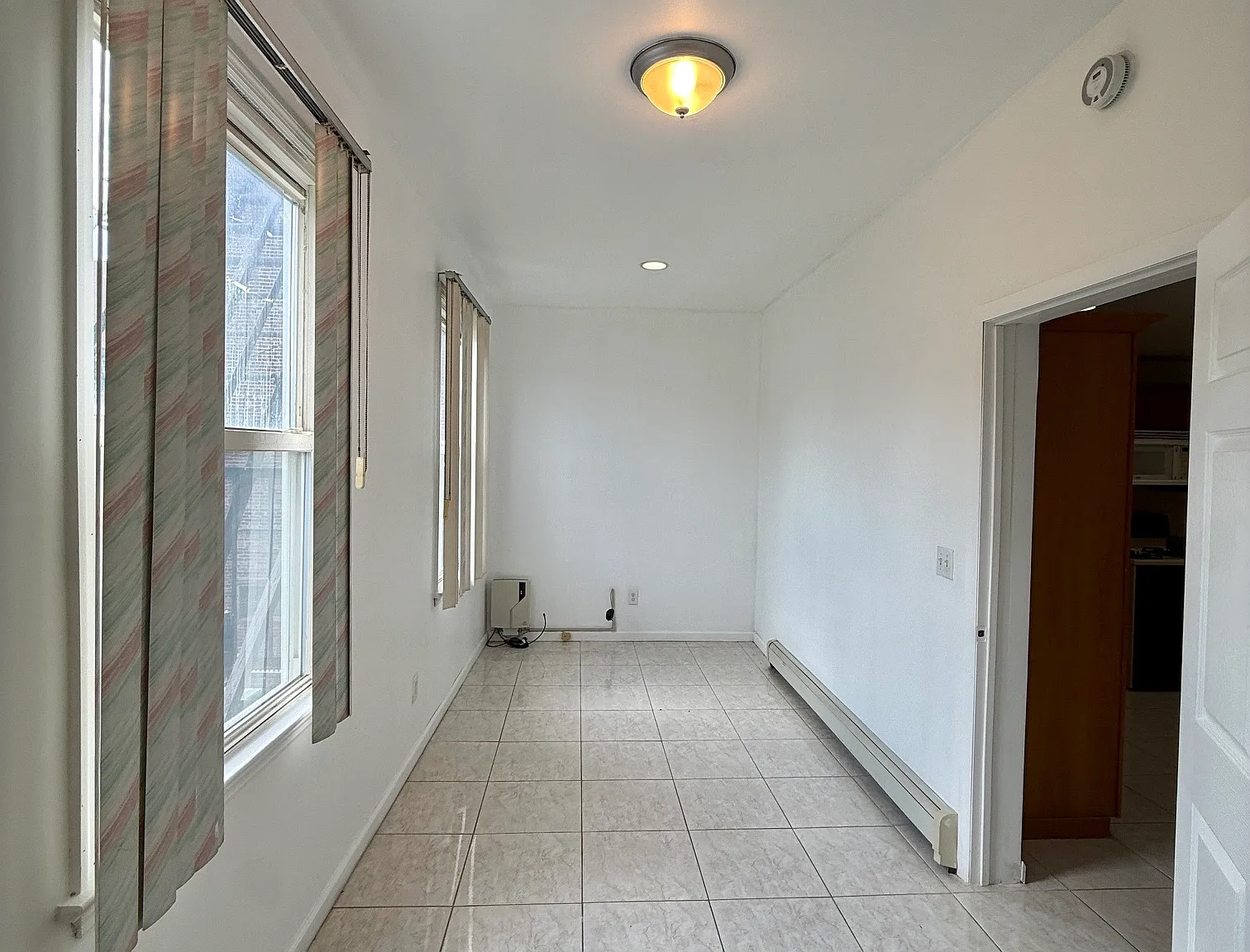 3 bed, 1000 sqft, $2,400 — Photo 3