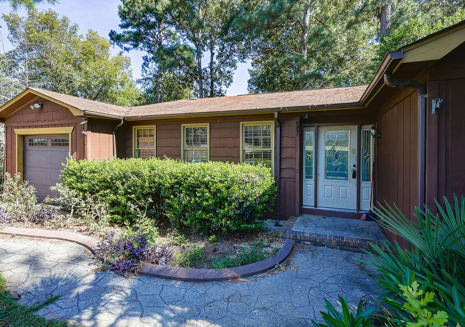 Spacious 3-Bedroom Home in a Convenient West Columbia Location! — Photo 1