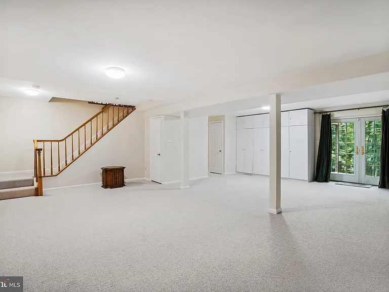 9708 Locust Hill Dr — Photo 36