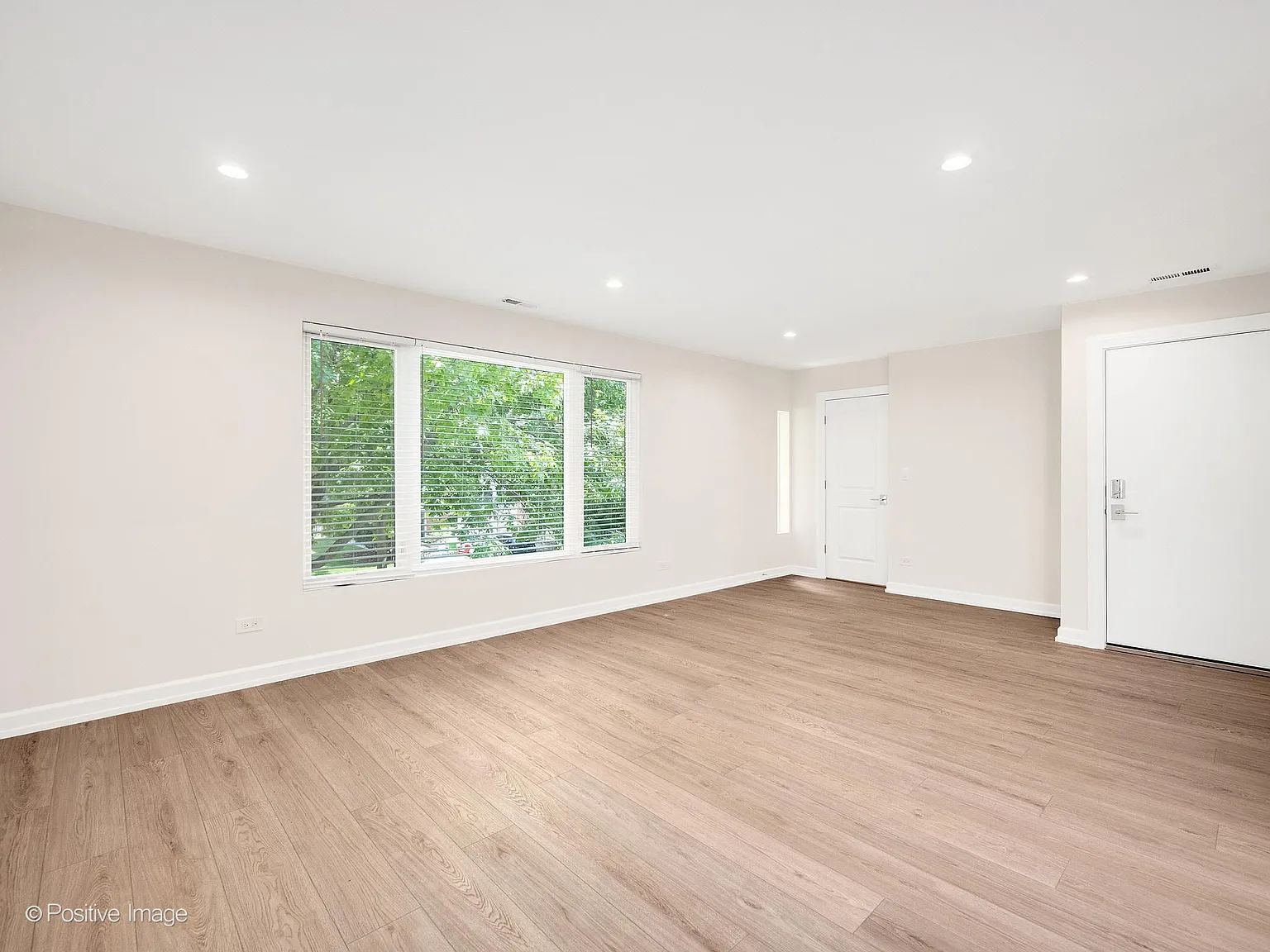 3 bed, 2416 sqft, $3,900 — Photo 4