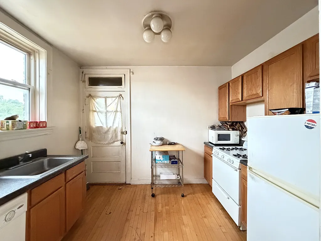 Sensational 1 Bed, 1 Bath at Green Bay + Tower (Winnetka) — Photo 4
