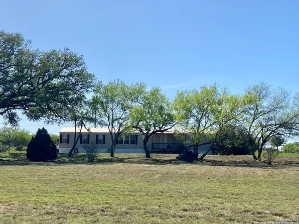 425 COUNTY ROAD 775, Devine, TX 78016