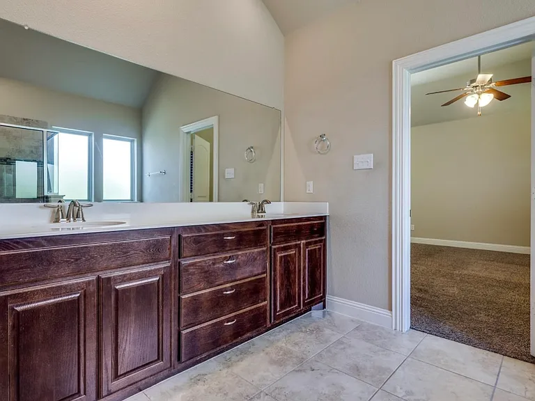 909 Sunnyvale Dr — Photo 17