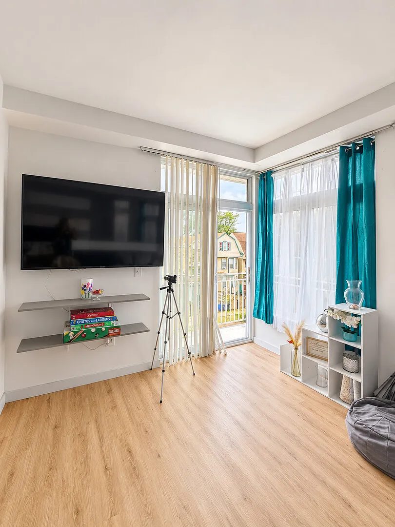Stylish 1BR Newark Apartment with Balcony & Modern Kitchen — Photo 3