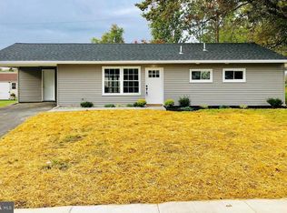 9 Black Walnut Rd, Levittown, PA 19057