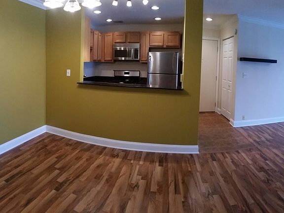 3rd image of 16W486 Lake Dr APT 205
