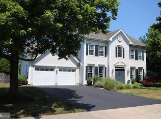 2 Kentsdale Dr, Pennington, NJ 08534