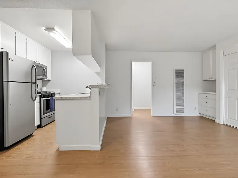 Palms Apartments — Photo 11