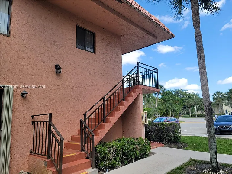 213 Lakeview Dr #201 — Photo 2