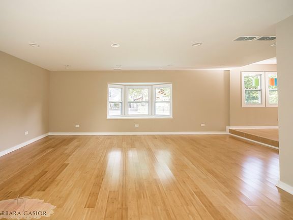 5th image of 21 E Willow Dr