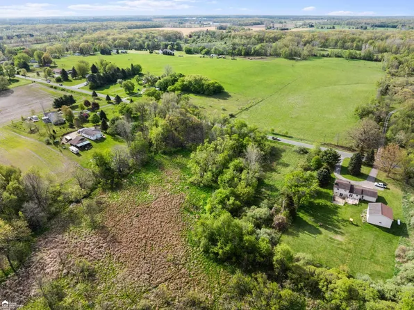 1611 E Bennington Rd, Owosso, MI 48867