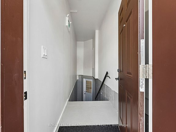 4th image of 15 Learmont Ave